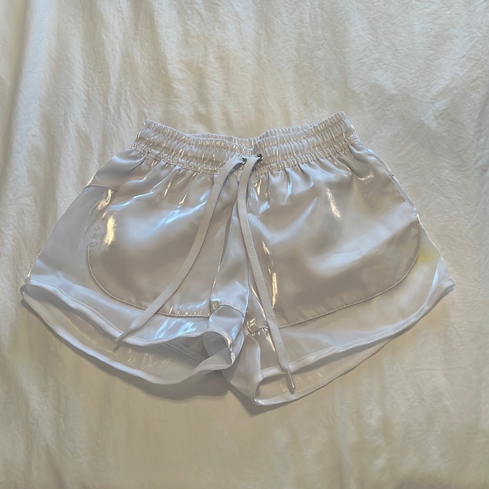 Used Nike women’s short size XS in white color